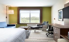 Holiday Inn Express & Suites - By Ihg  3*